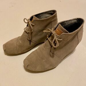 TOMS Women’s 7.5 Kayla Desert Wedge Booties – Tan Suede Lace-Up 2.75” Heel